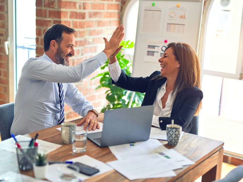 Dirigeant de PME à son bureau