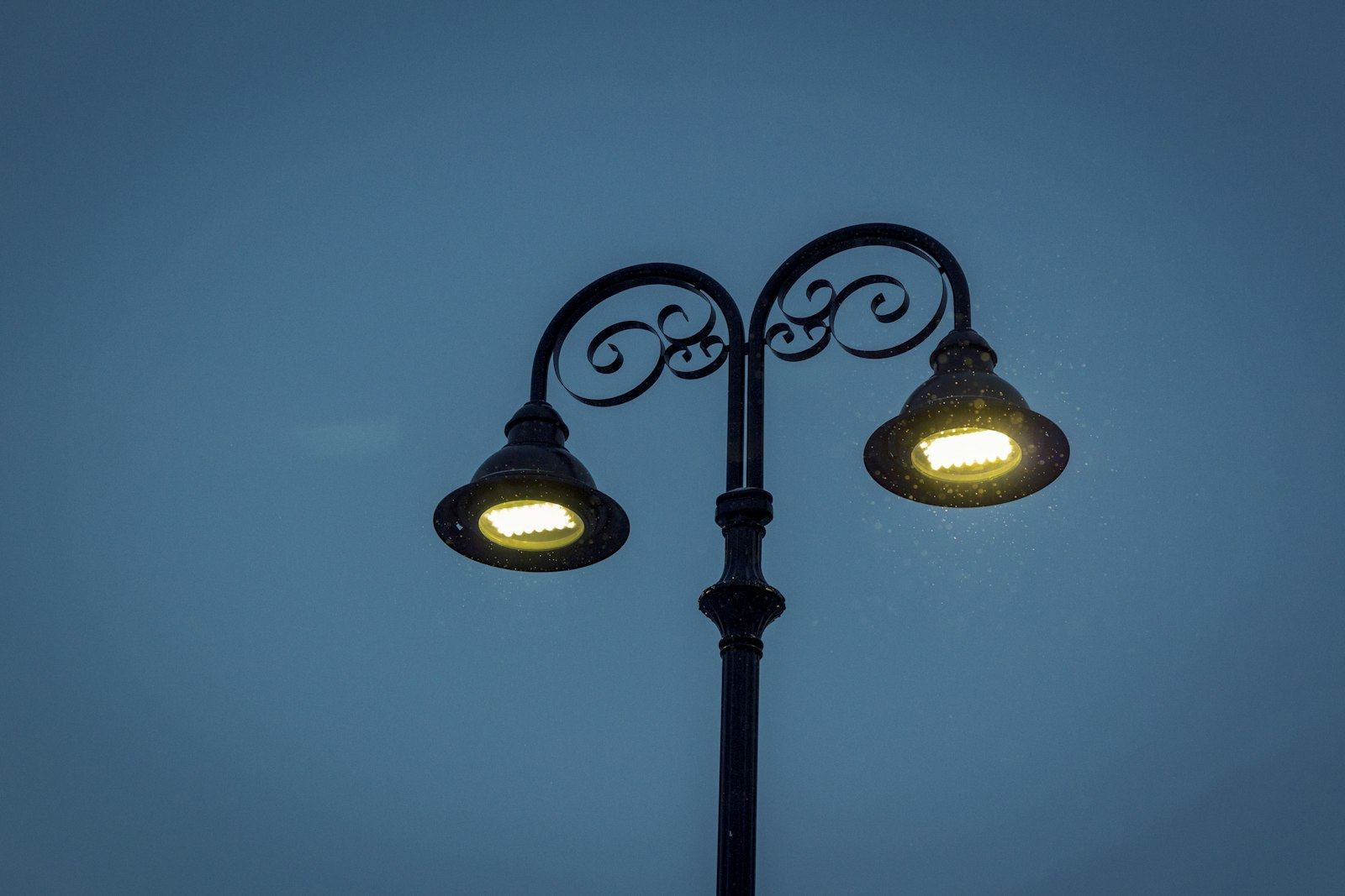 Éclairage public d'une rue la nuit
