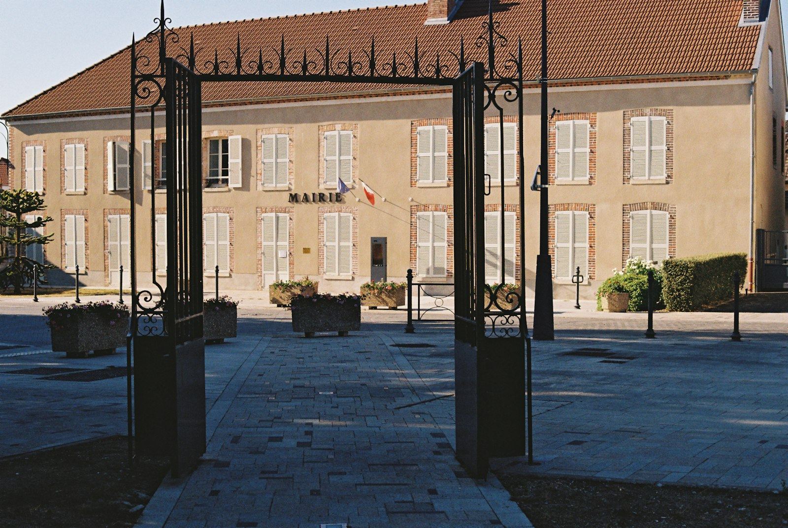 Façades de bâtiments publics et administratifs d’une collectivité locale