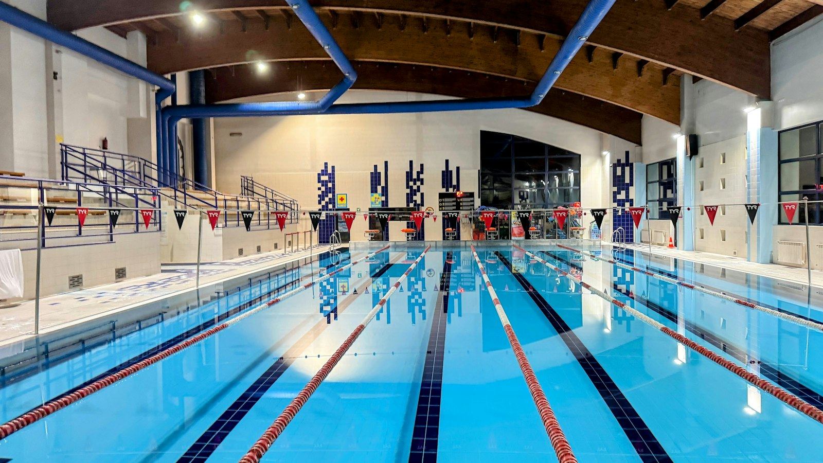 Bassin d'une piscine municipale