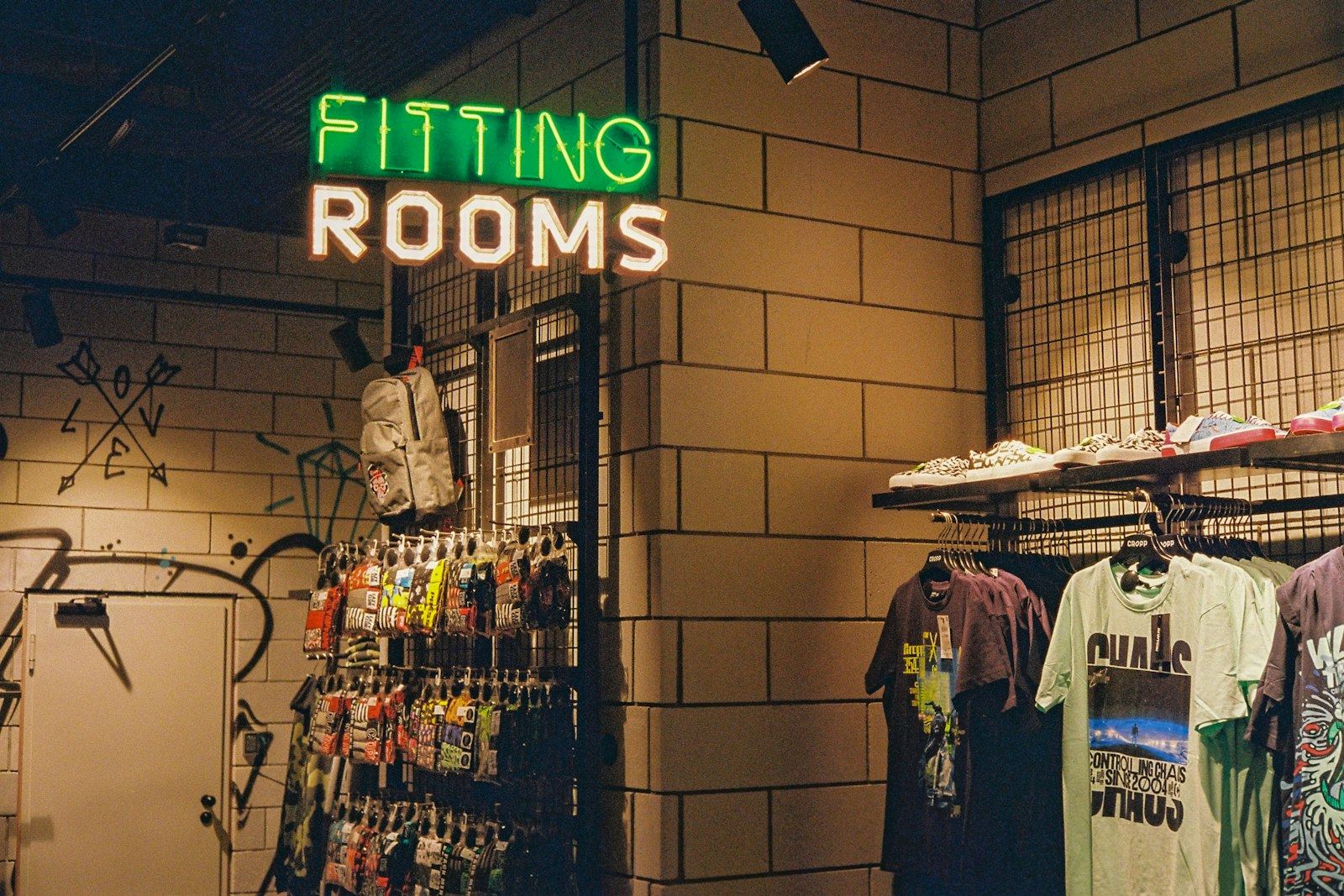 Commerçants derrière le comptoir d’une boutique, contrat d’électricité en cours de révision