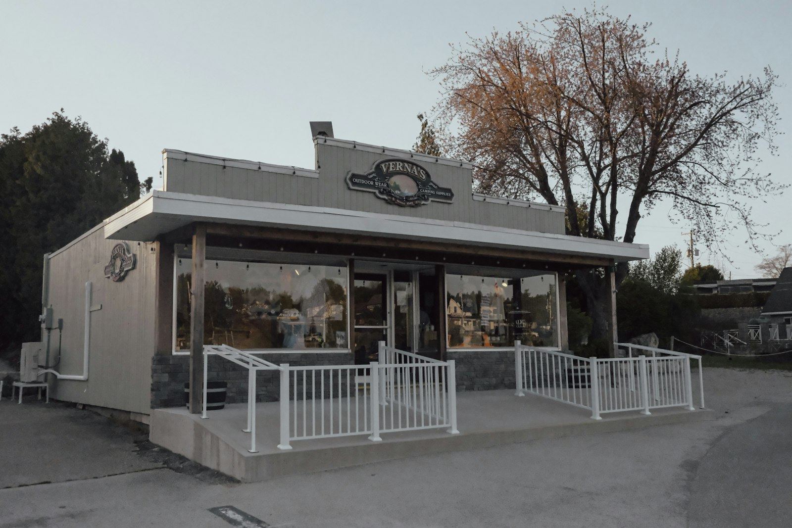 Commerçant ouvrant sa boutique le matin