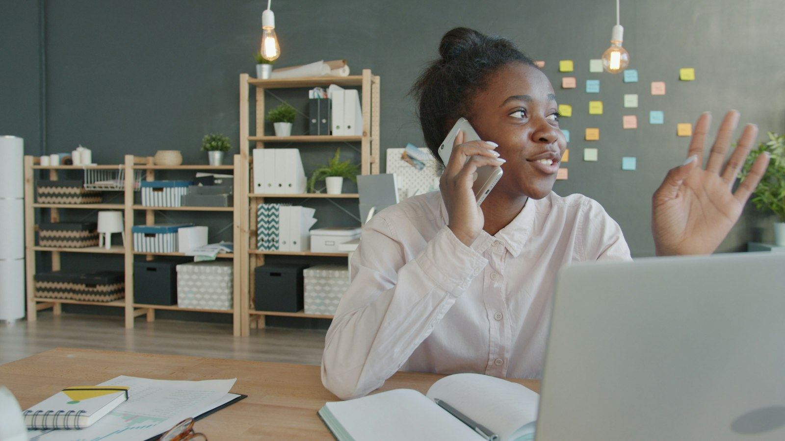 Conseiller au téléphone avec un client