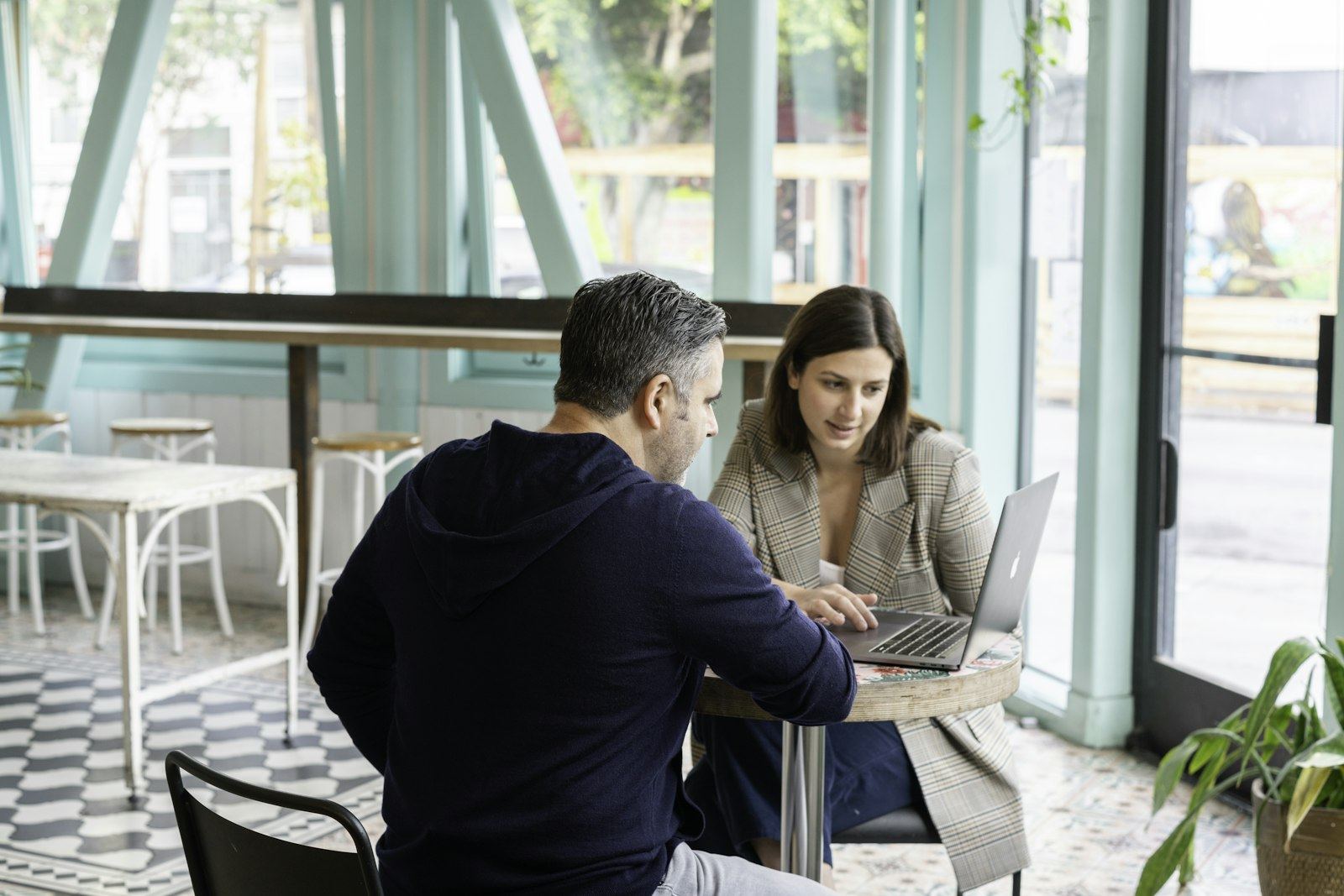 Réunion de travail autour de documents financiers