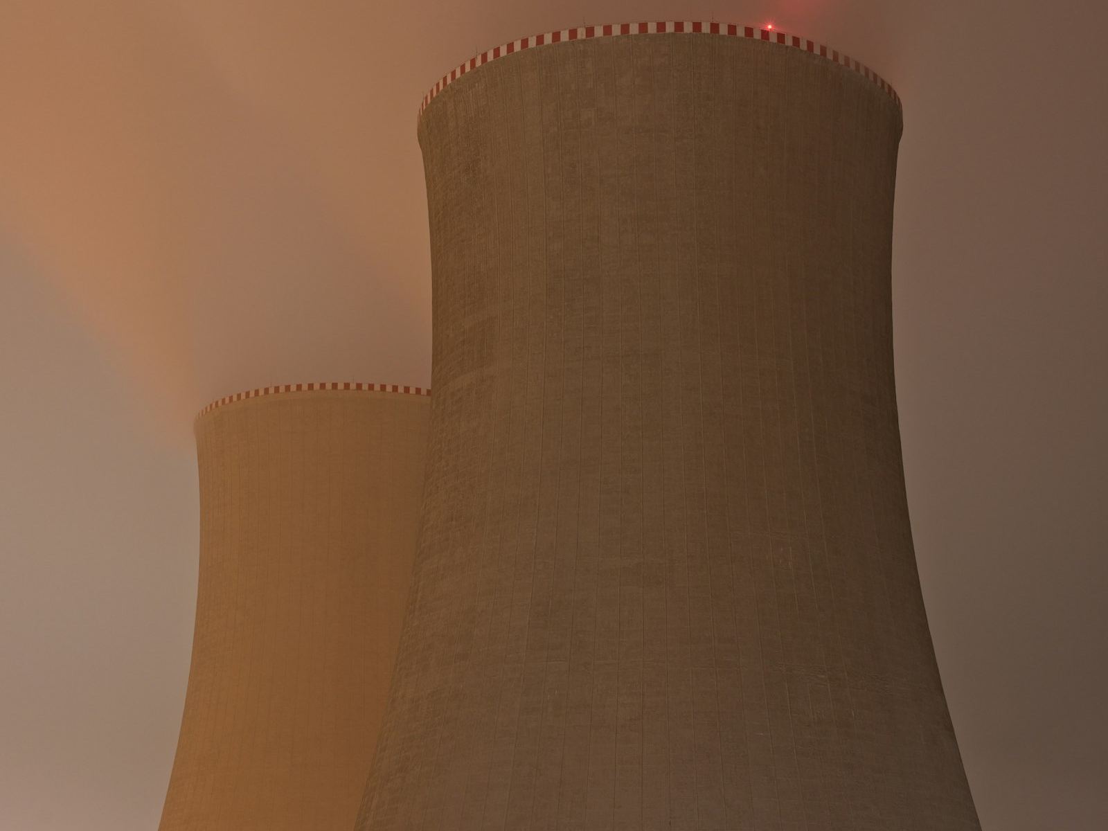 Site industriel et lignes électriques à haute tension, symbole du marché de l'électricité après l'ARENH