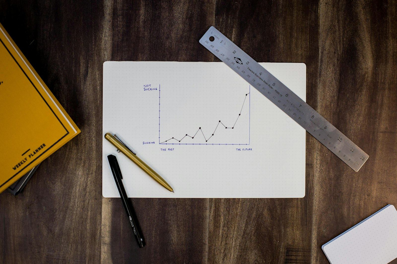 Plateau de bureaux d’une entreprise qui compare un contrat d’électricité à prix fixe et à prix indexé