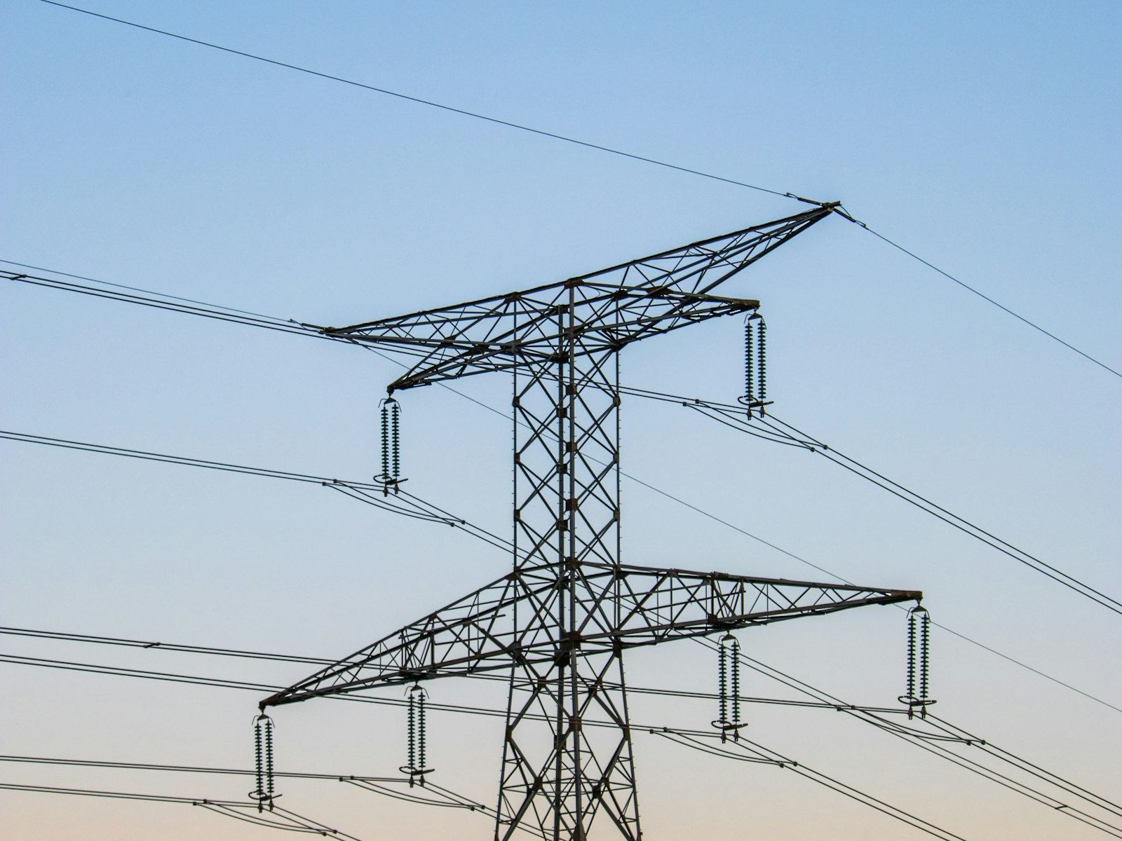 Factures d'électricité et ordinateur sur un bureau pour analyser la part acheminement