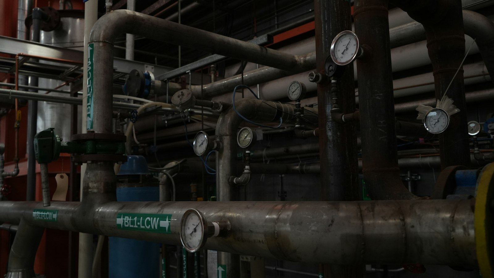 Opérateur en atelier devant une installation alimentée au gaz naturel