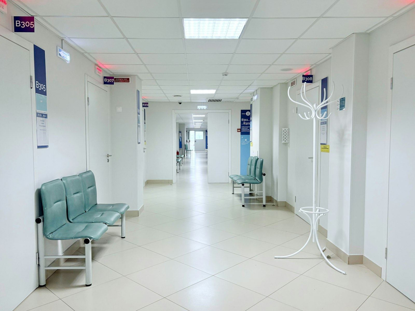 Équipe de direction d’un établissement de santé en réunion autour des contrats d’énergie