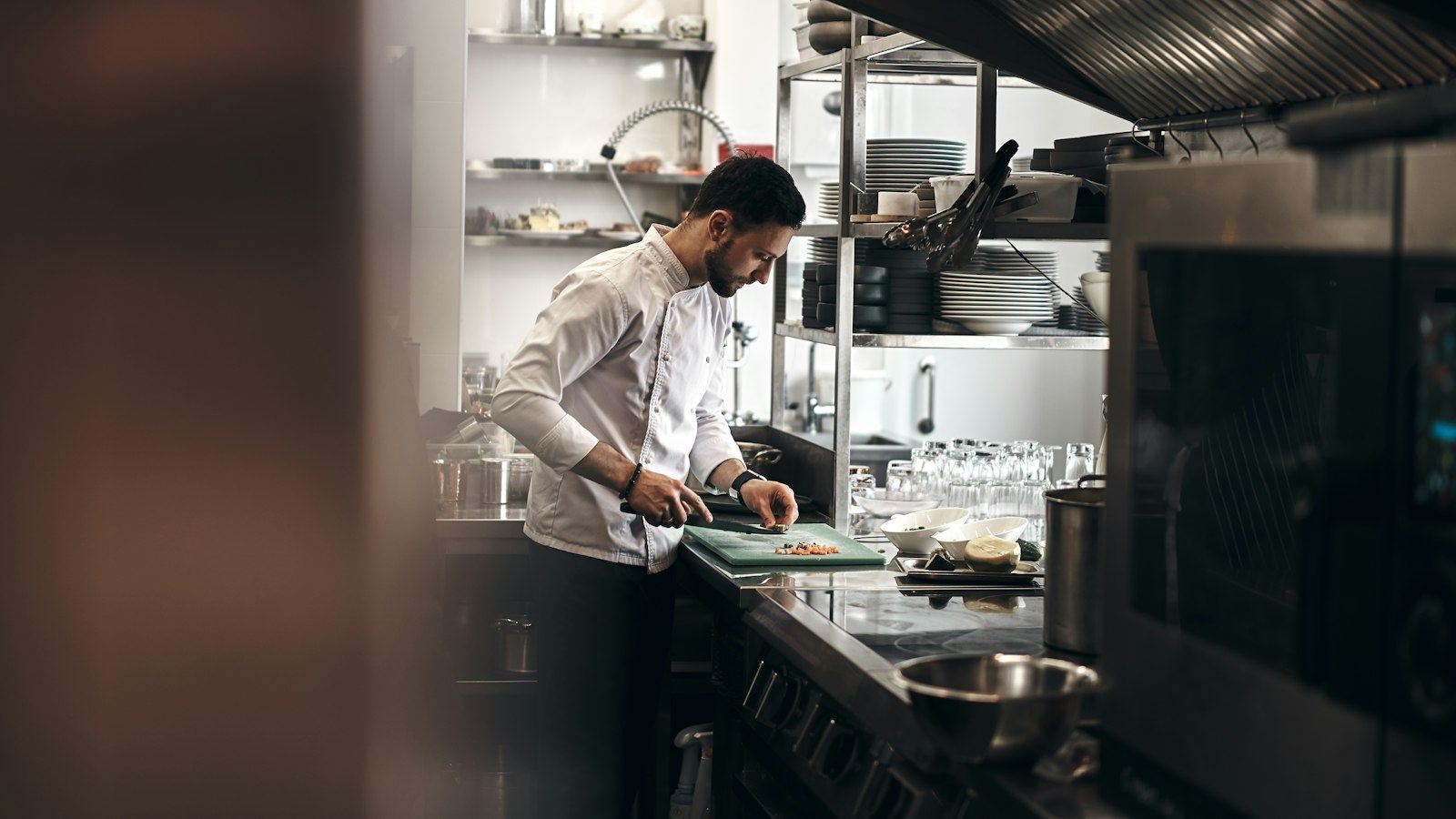 Cuisine professionnelle d'un restaurant en service