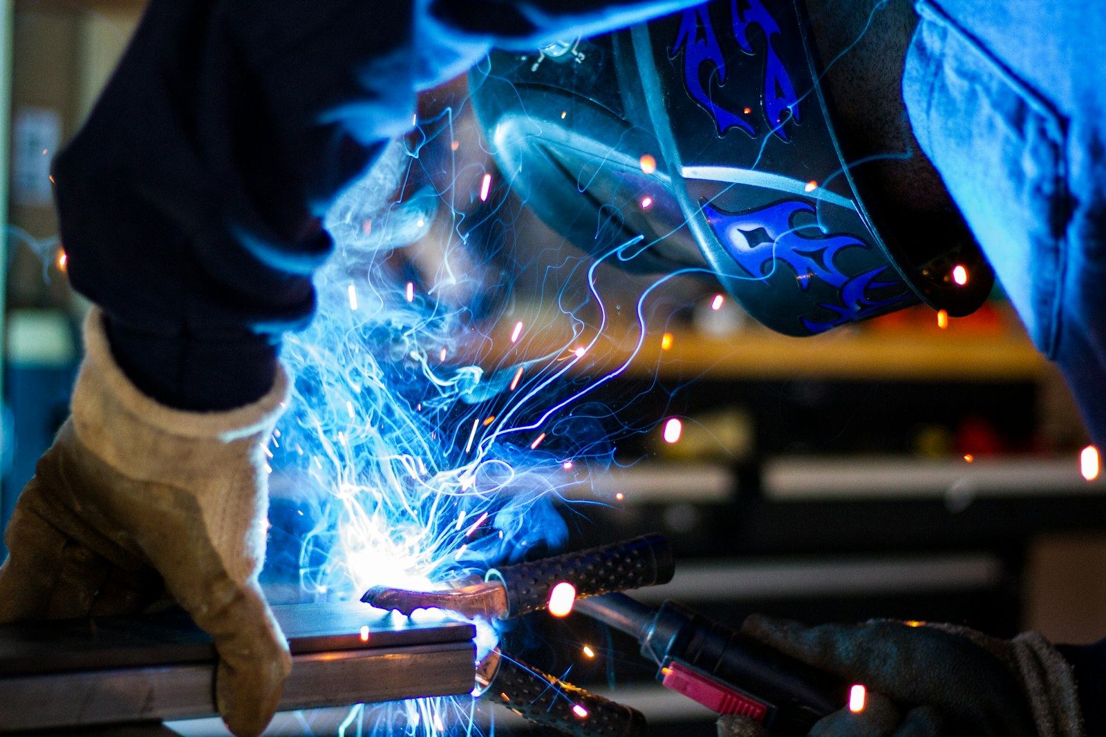 Soudeur au travail dans un atelier de métallurgie