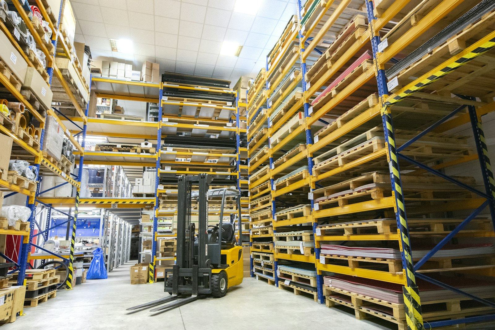 Plateforme logistique et lignes électriques haute tension alimentant les entrepôts