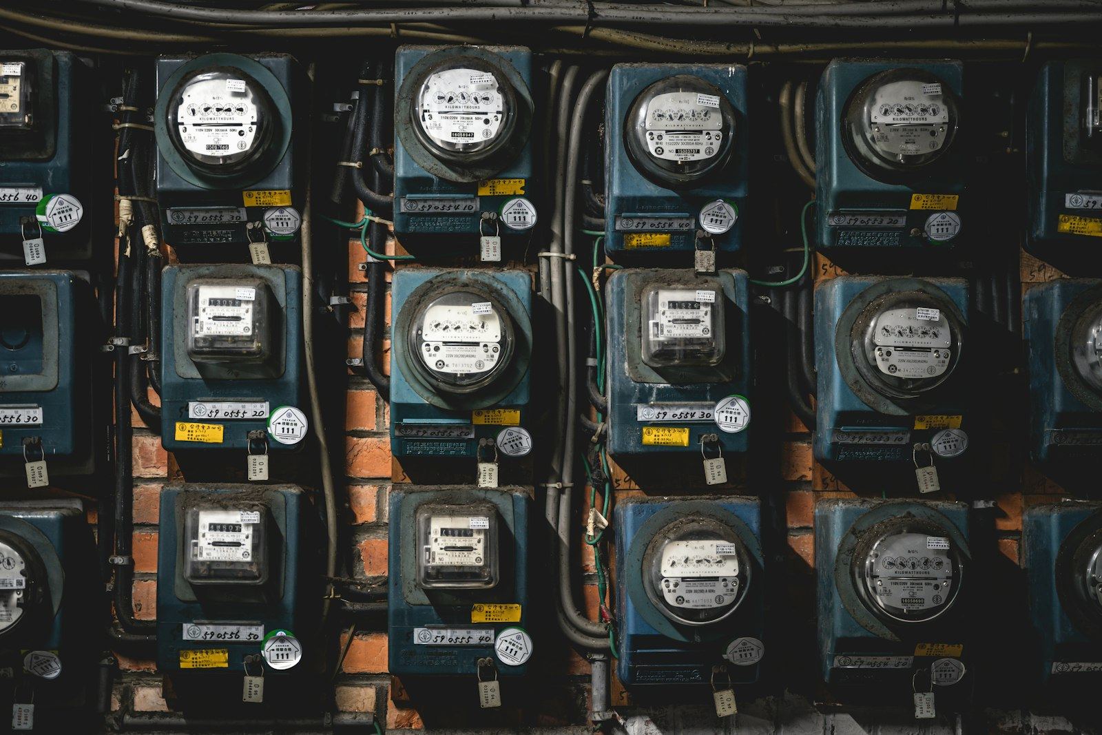 Factures d’électricité et courbe de charge analysées sur un bureau pour régler la puissance souscrite
