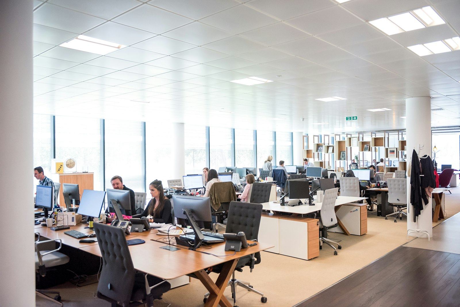 Plateau de bureaux d’une entreprise de services, éclairage et climatisation en fonctionnement