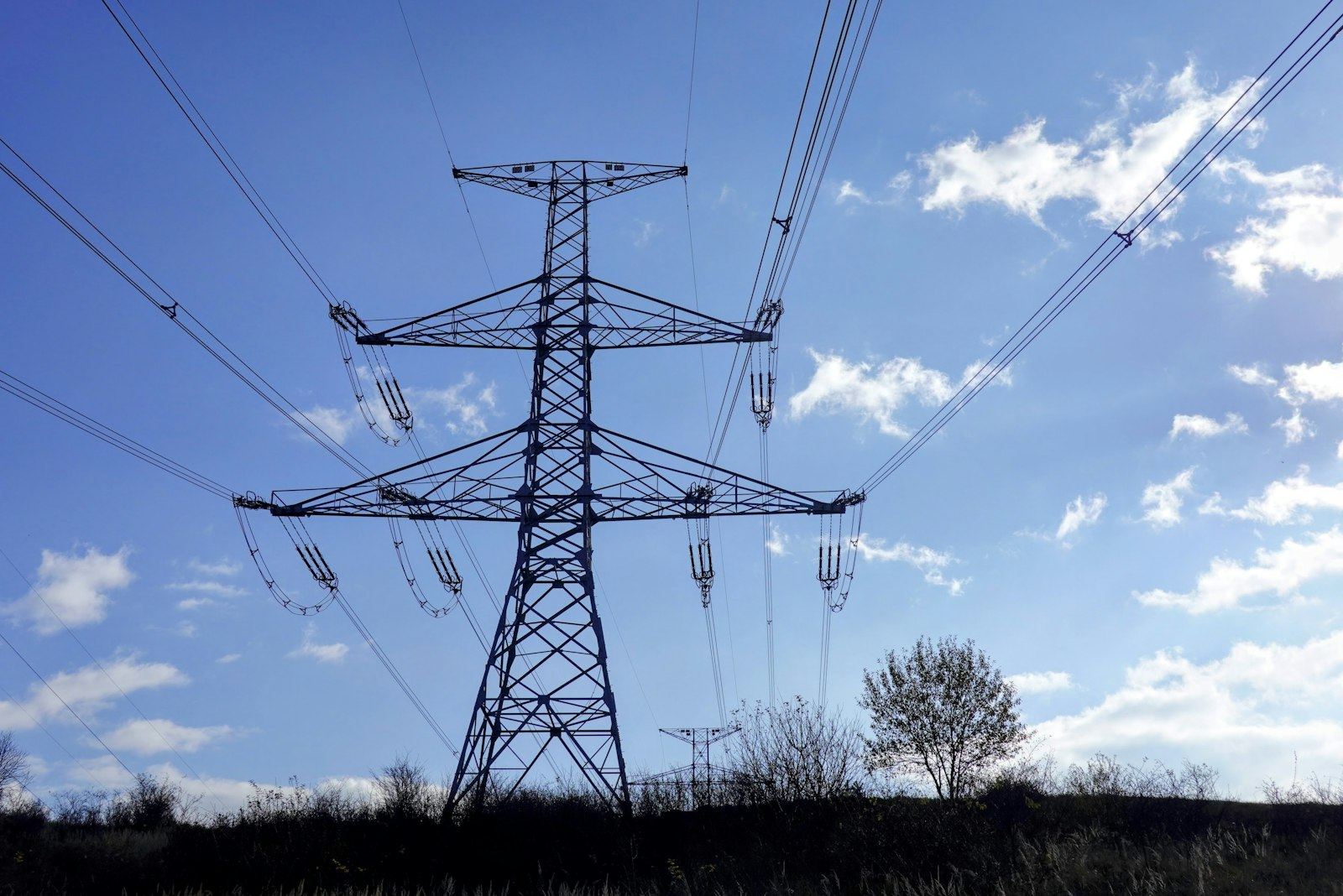 Site industriel et lignes électriques illustrant l’acheminement facturé par le TURPE
