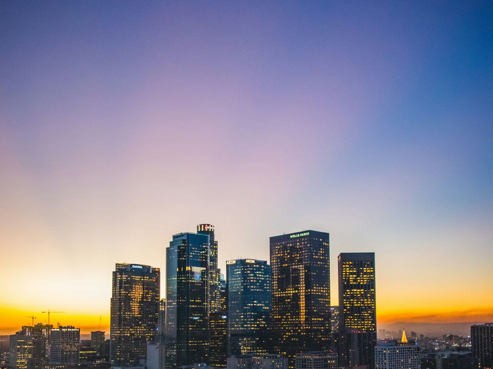 Réseau électrique éclairé la nuit